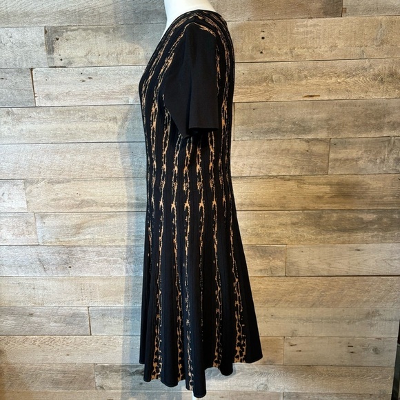 Carmen Marc Valvo women’s black knit short-sleeved fit & flare dress medium - Picture 2 of 8